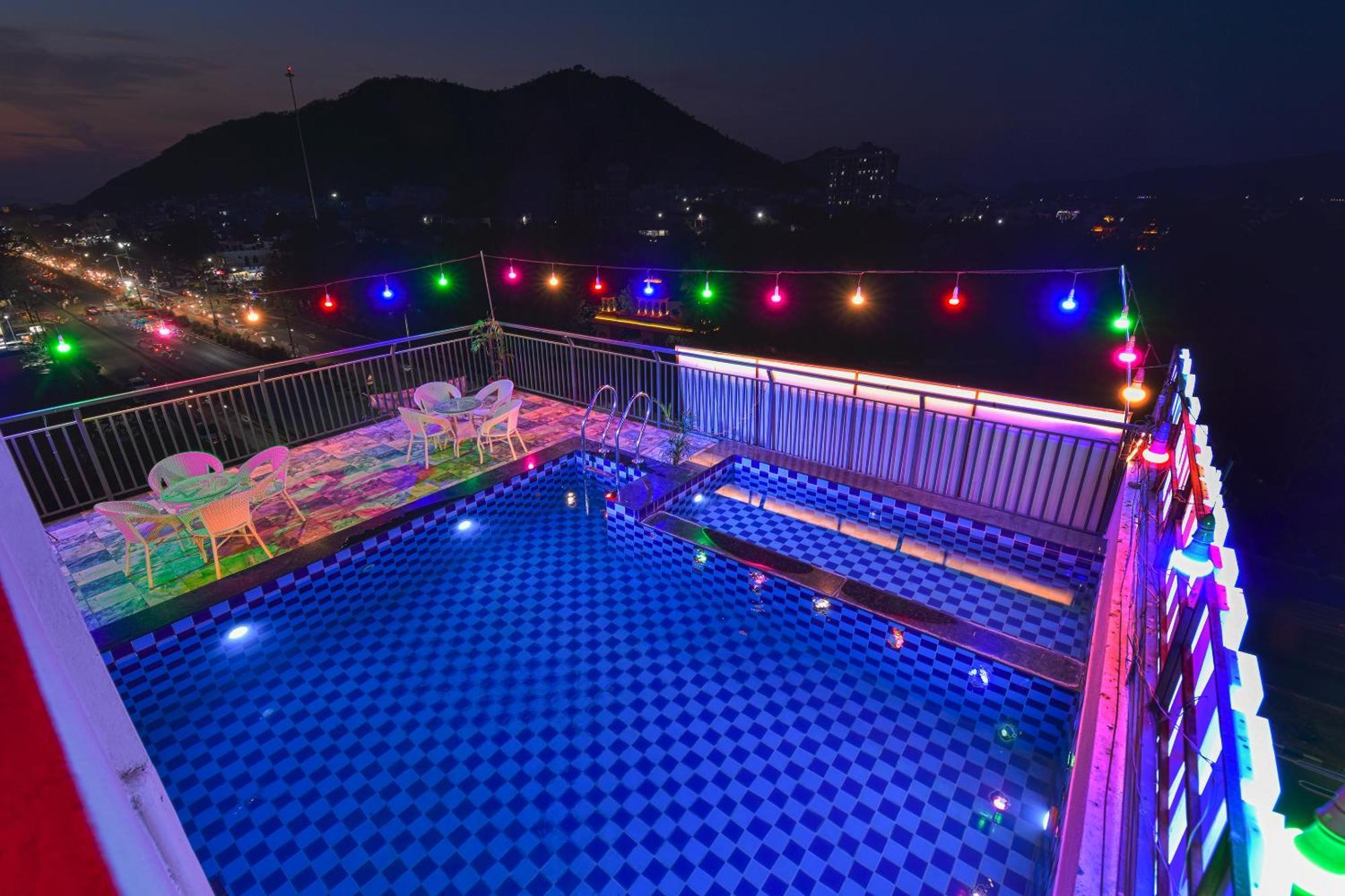 Hotel Remark Udaipur Exterior photo
